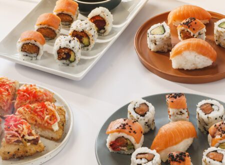 Trois personnes partageant des assiettes de sushis