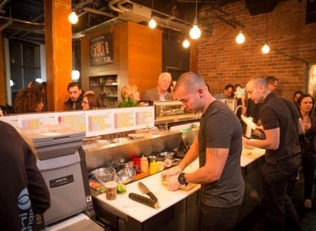 Équipe de fabrication de sushis dans une commande de sushis au restaurant