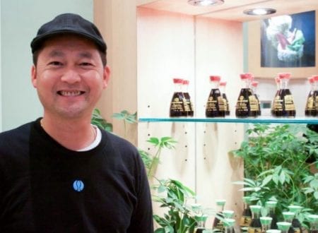 Franchisé Sushi Shop souriant devant les étagères