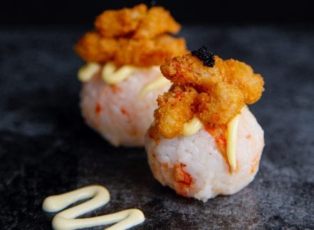 Sushi Temari Homard croustillant 2 morceaux, mayo zig zag sur table grise foncée
