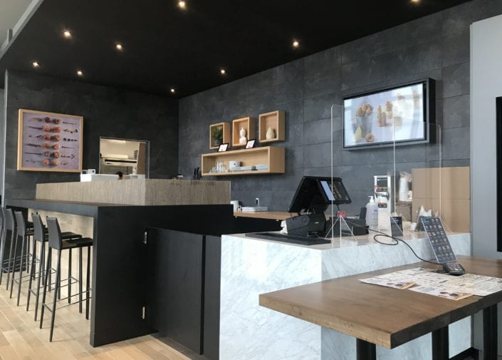 Cash desk, table, chair and modern decor of Sushi Shop Prévost restaurant
