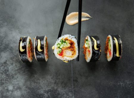 Nouveau sushi avec sauce