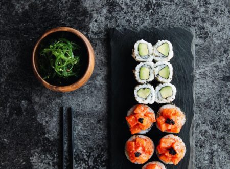 variété de sushi avec salade wakame